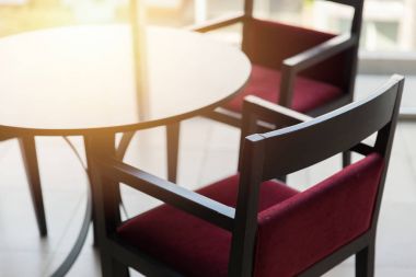 kimse uzay restoranda güneş ışığı ile boş sandalye masa.