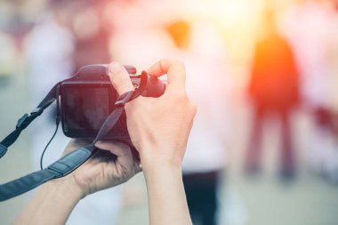dijital fotoğraf makinesi dijital SLR benzeri arka lcd ekran fotoğraf turist el holding kullanarak