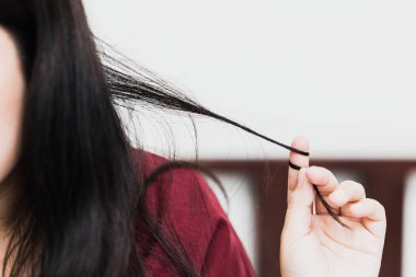Ruh sağlığı sorunu olan stres veya kaygı kadın Trikotilomani veya saç çekerek bozuklukta