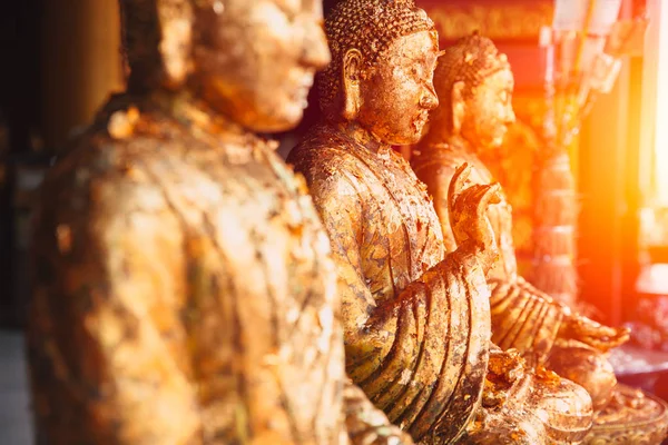 Fila Buda Oro Asiático Imagen Pacífica Luz Sabiduría Concentración — Foto de Stock