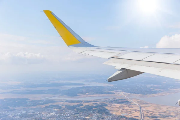 Plan Vinge Flyger Över Jorden Landskap Navigeringsvyns Bakgrund — Stockfoto