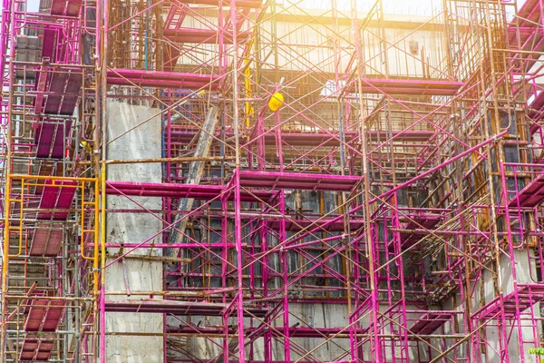 Onder Bouw Gebouw Bedekt Met Steigers Voor Veiligheid Bouw Structuur — Stockfoto