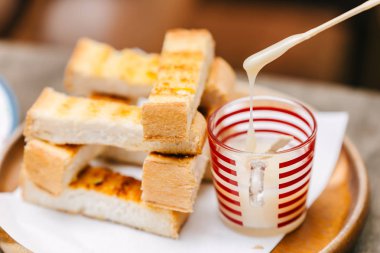 Tost ekmeği ile şekerli yoğunlaştırılmış süt tatlı menüsü