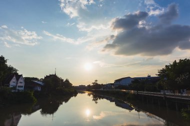Lampang Tayland dramatik gökyüzü kırsal kırsalında Wang Nehri profili