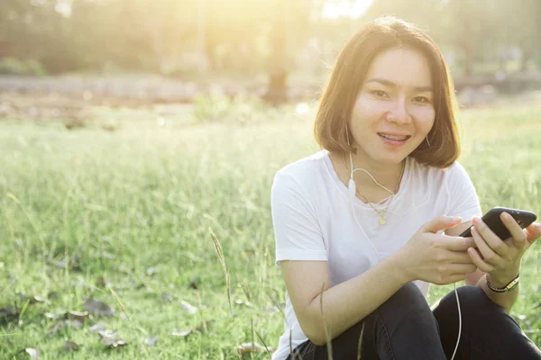 短发亚洲青少年女孩喜欢与音乐从手机与小谈日常概念 — 图库照片