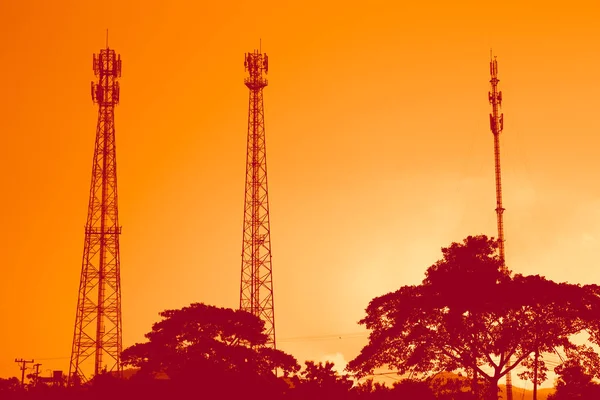 Silhueta Sinal Telecomunicação Torre Rádio Céu Laranja — Fotografia de Stock