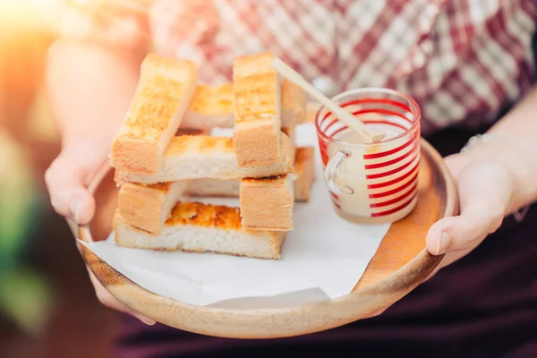 Pan Tostado Con Postre Leche Condensada Endulzada Menú Desayuno — Foto de Stock