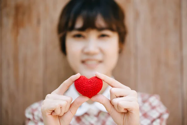 Sevimli Genç Asya Kadın Tutun Kırmızı Kalp Üzerinde Ahşap Arka — Stok fotoğraf