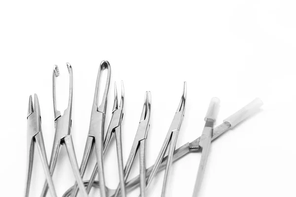 Instrumento de alicate cirúrgico médico isolado em fundo branco — Fotografia de Stock