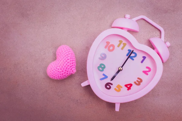 爱的时代 心形时钟与粉红色的心顶部视图情人节概念 — 图库照片