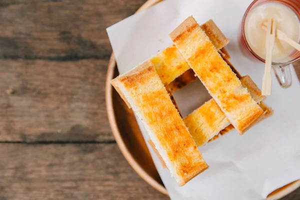 Pan Tostado Con Postre Leche Condensada Endulzada Menú Sobre Fondo — Foto de Stock