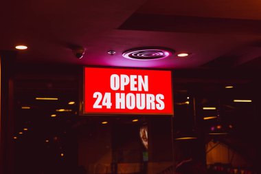 lightbox açık 24 saat oturum salonu afiş