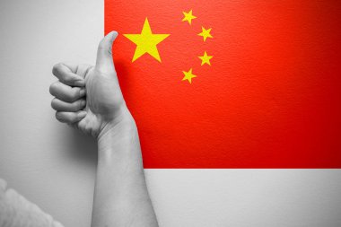 başparmak yukarıya için Çince kavramı iyi en iyi ülke Çin bayrağı ile el