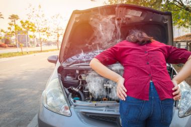 Asyalı kadınlar endişe ve stres bir sorun araba motor kazası ile aşırı ısınma