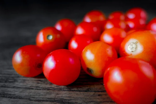 Red Cherry Tomates Primer Plano Madera Oscura Buena Comida Vegetal — Foto de Stock