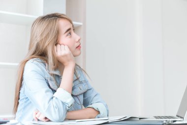 Asya genç çalışan düşünme veya dikkatsiz hayal rüya ofiste çalışırken