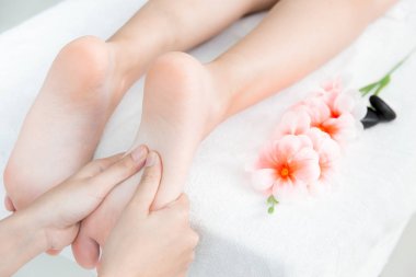 Yandan basın ayak masaj ve Spa konsept beyaz temiz sakin sağlıklı
