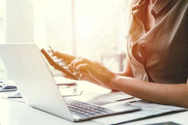 Trabajador Oficina Negocios Utilizando Calculadora Para Calcular Costo Financiero Mientras — Foto de Stock