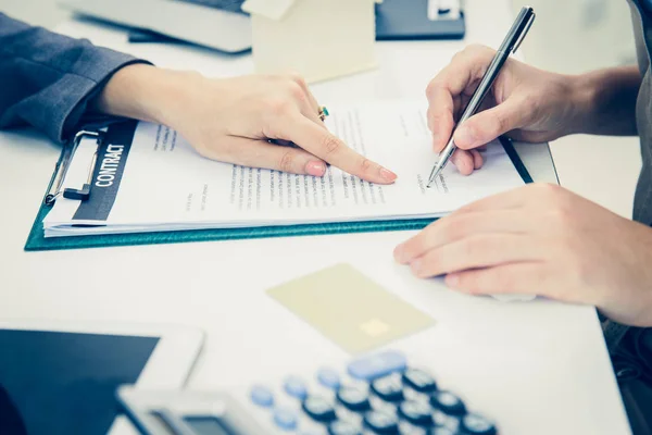 Assine Contrato Com Cartão Crédito Negócio Financiar Pessoas Que Tomam — Fotografia de Stock