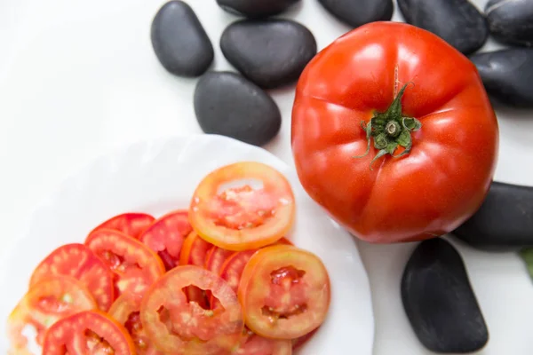 Tomate Fresco Con Tomate Rodajas Sobre Fondo Blanco Con Espacio — Foto de Stock