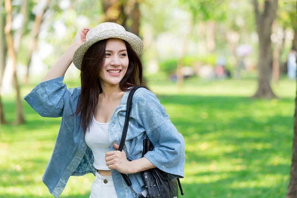 Freedom Finding Concept Casual Bonito Inteligente Mulheres Asiáticas Andando Parque — Fotografia de Stock