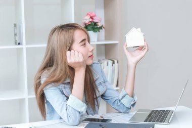 Çalışma sırasında gün rüya ile yeni bir ev satın almak için office kız planı