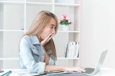 Ofiste çalışırken alır haber ile Asya genç işkadını şok