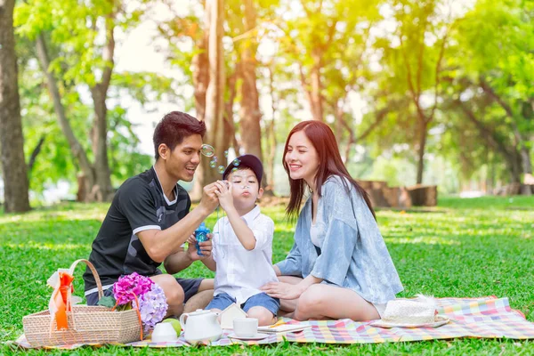 Asiático Adolescente Família Uma Criança Feliz Férias Piquenique Momento Parque — Fotografia de Stock