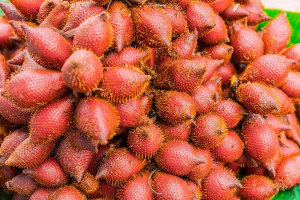 Salacca Çam Asyalı Kırmızı Diken Tüylü Meyve Tatlı Ekşi — Stok fotoğraf