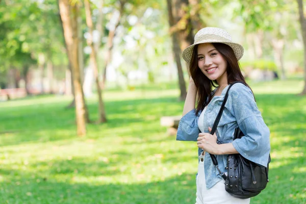 Freedom Finding Concept Casual Bonito Inteligente Mulheres Asiáticas Andando Parque — Fotografia de Stock