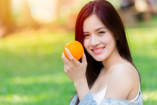 Frutta Arancione Con Donna Asiatica Sana Una Buona Immunità Della — Foto Stock