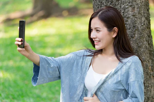 Aziatische Cute Vrouwen Met Smartphone Selfie Het Park — Stockfoto
