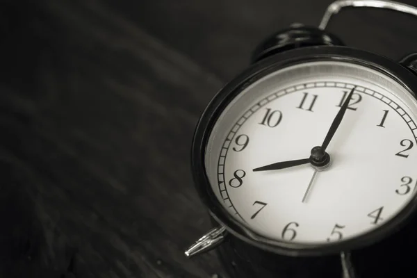 Relógio Velho Estilo Retro Mostrar Horas Fundo Madeira — Fotografia de Stock