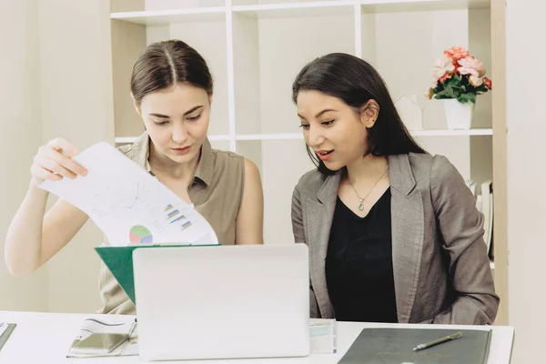 Zwei Unternehmerinnen Teamarbeit Zusammen Mischen Rennen Büro — Stockfoto
