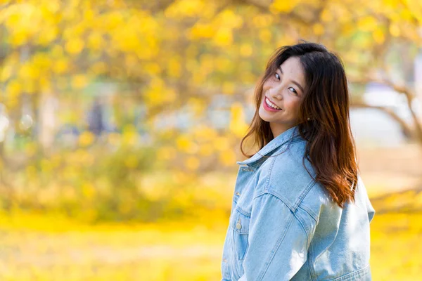 Leuke Aziatische Vrouwen Schattige Jonge Tiener Glimlach Blij Met Gele — Stockfoto