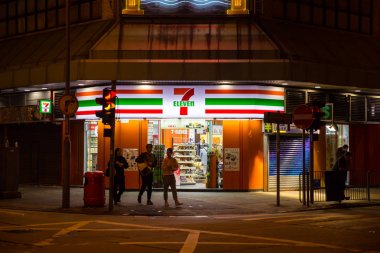 24 saat marketten 7-11 ya da 7-Eleven tüm gece olun gece parlak yol ve Emanet Hong Kong'da açılıyor. 24 Kasım 2017.