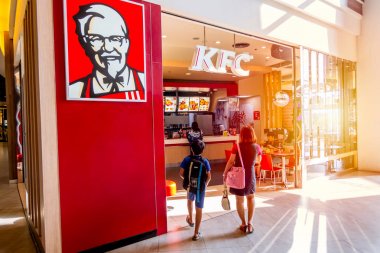 Süper market en popüler fast food restoran dükkanda KFC (Kentucky Fried Chicken) ve ebeveynler ve çocuklar için aile yemek birlikte kere bir favori. Bangkok., Tayland 29 Nisan 2018.