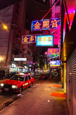 Renkli neon gece sokak yol içinde Hong Kong Mongkok Hongkong seyahat dönüm noktası dikkatini Kasım 2017.