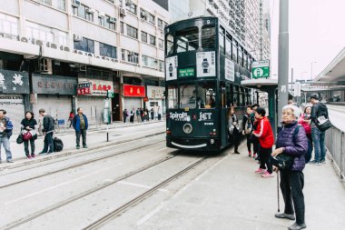 Hong Kong tramvay sistemi bir tramvay üzerinde çalışan metropol demiryolu araç ilk toplu taşıma sisteminde kamu kentsel sokaklar boyunca yolda izler. Hong Kong., 24 Kasım 2017.