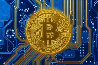 Bitcoins sanal para kavramı. Altın bit sikke ile bilgisayar madenci elektronik devre kartı.