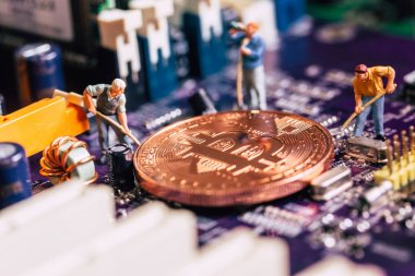 minyatür işçi kazmak altın bitcoin madenci elektronik devre kartı üzerinde