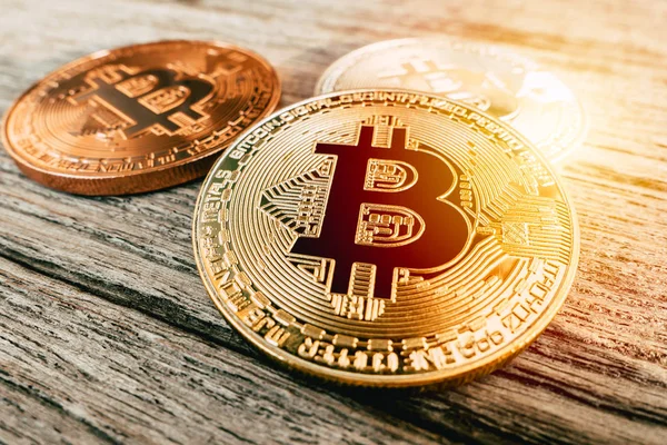 Bitcoin Moneda Oro Símbolo Criptomoneda Dinero Digital Sobre Fondo Madera — Foto de Stock