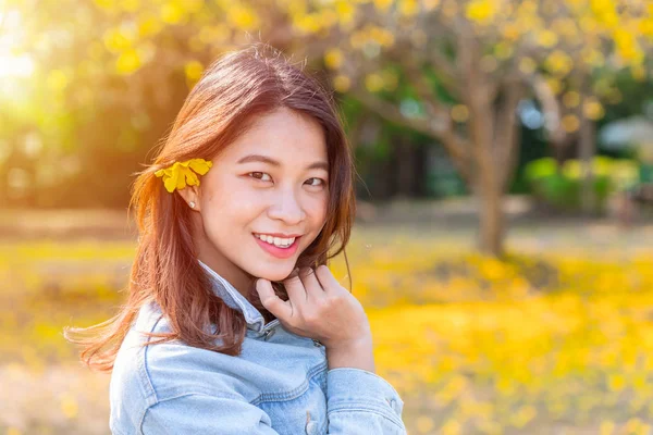 Güzel Asyalı Genç Genç kız ile doğa sarı çiçek sonbahar — Stok fotoğraf