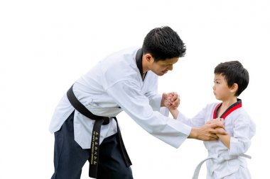 Öğretmen siyah kuşak Taekwondo savaşçı çocuk yumruk nöbet izole kırpma yolu ile beyaz arka plan üzerinde uçuş için
