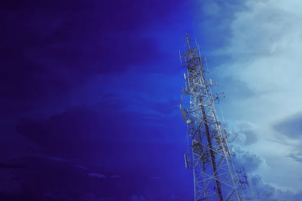Kommunikation tower, hög effekt wifi antenn bokför hotspot långa r — Stockfoto