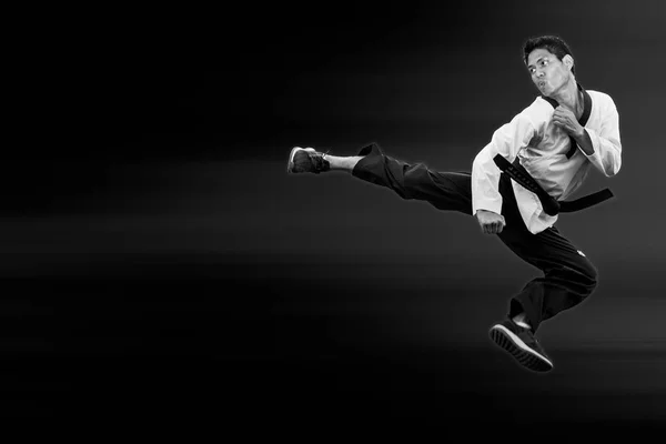 Taekwondo Uomo Salto Volare Alto Calcio Nero Sfondo Poster Con — Foto Stock