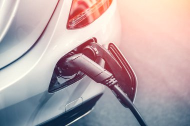 Şarj istasyonunda elektrikli araba ya da Ev araçlarının şarj aleti..