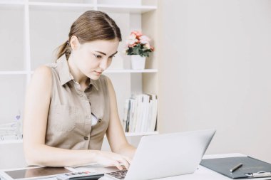 Genç kız dizüstü bilgisayar kullanıyor, yeni çalışan dijital olarak çalışıyor.