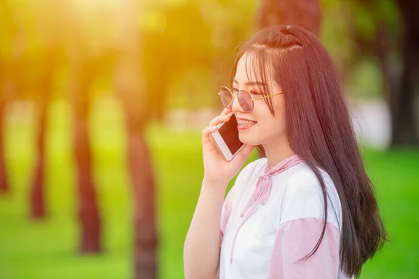 Meisje Tiener Smartphone Bellen Praten Gelukkig Glimlach Groen Outdor Natuur — Stockfoto