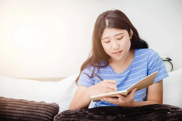 Chica Adolescente Tomando Nota Corta Escritura Para Hacer Lista Cama — Foto de Stock